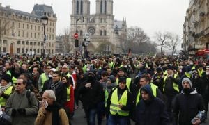 França recua em idade mínima para aposentadoria após protestos