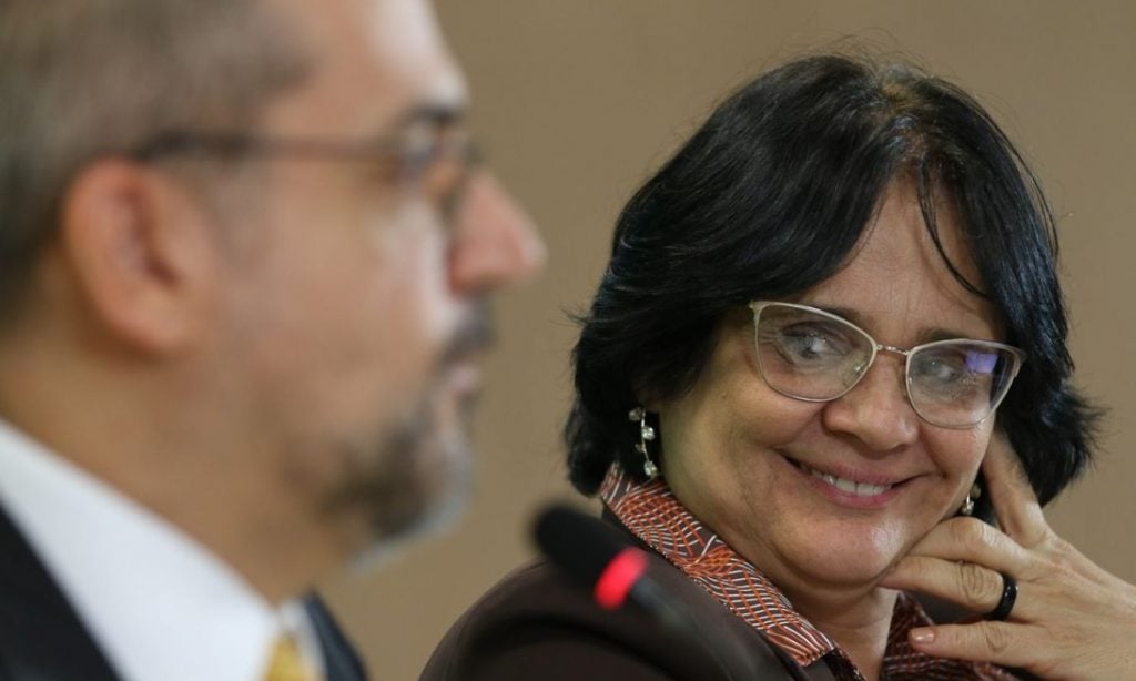 Ministério de Damares elabora política pública baseada em abstinência sexual