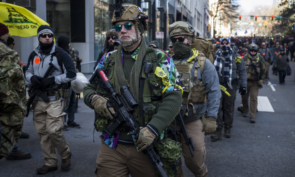 Americanos vão às ruas na Virgínia para defender direito ao porte de armas