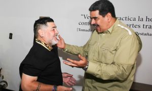 Maradona visita Maduro em Caracas durante Foro de São Paulo