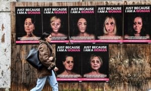 Cartazes retratam famosas com hematomas em ação contra violência de gênero