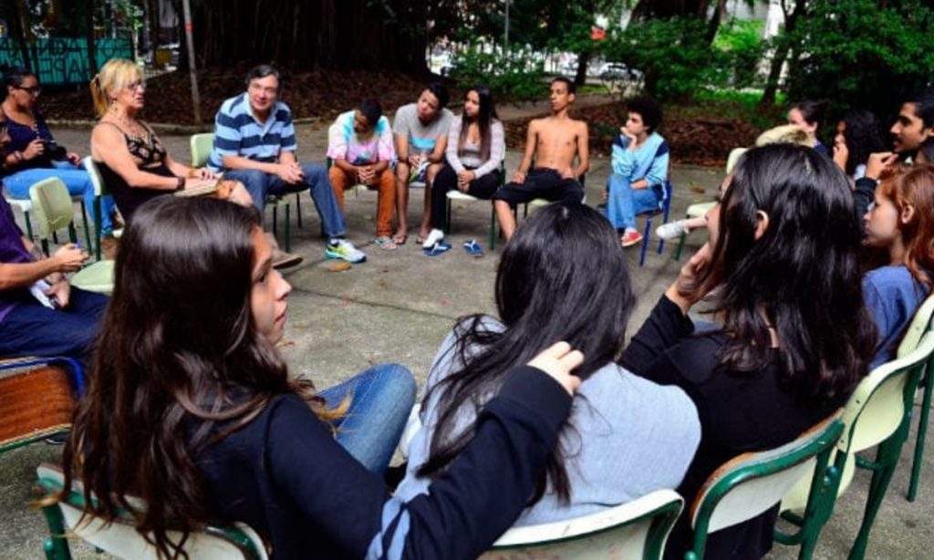 Os desafios para as escolas garantirem os direitos dos estudantes trans