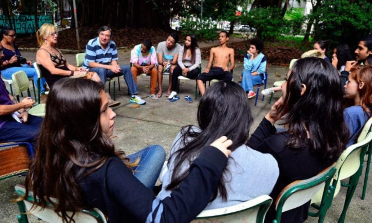 A cartunista Laerte em encontro com estudantes da Caetano de Campos, durante ocupação estudantil 