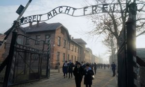Sobreviventes de Auschwitz lançam alerta 75 anos após libertação