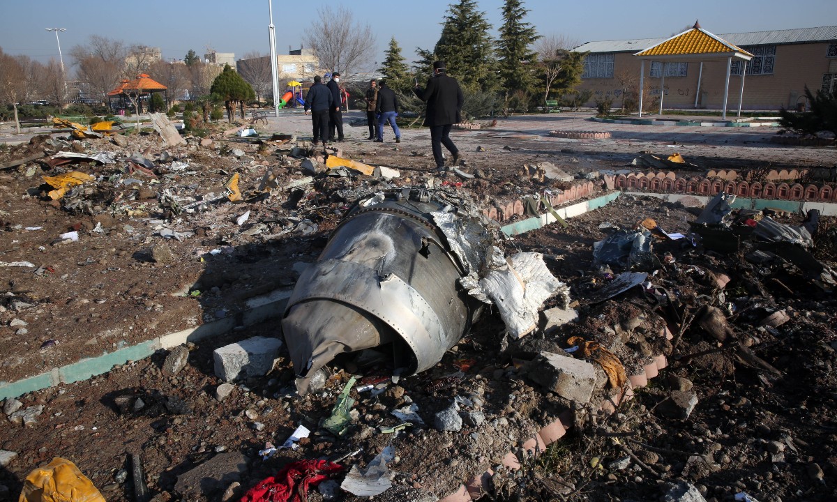 Destroços do avião que caiu no Irã - Foto: AFP 