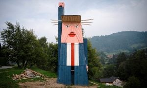 Estátua de madeira de Trump é queimada na Eslovênia