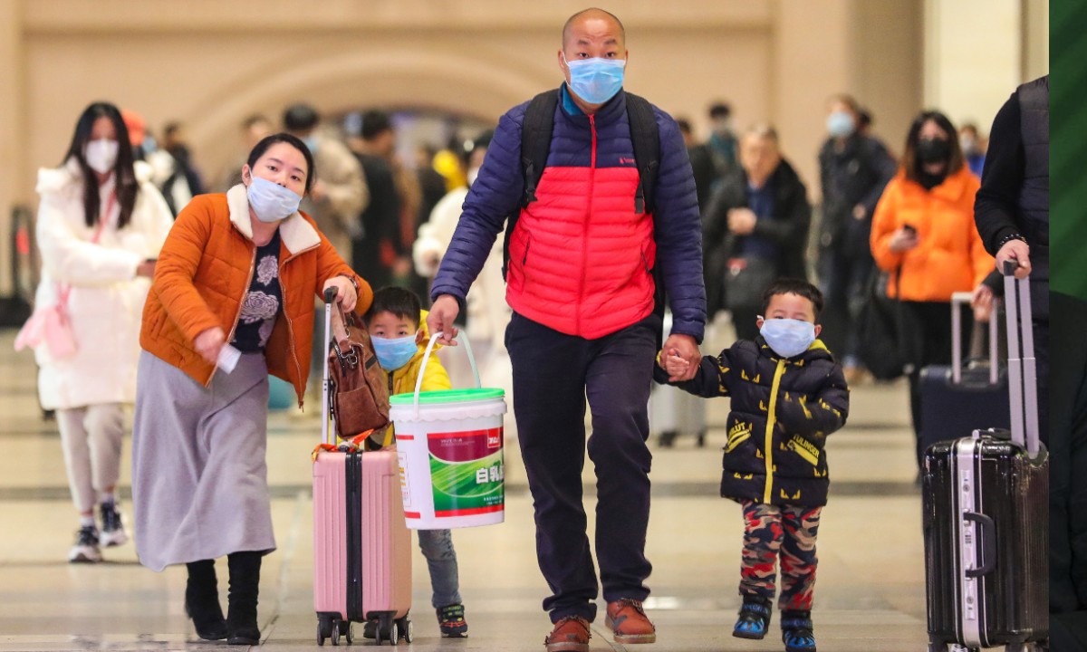 Chineses usam máscaras em estação de metrô após confirmação de contaminação e mortes pelo coronavírus no país. Foto: AFP 