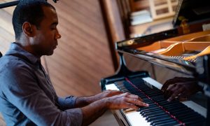 Pianista supera barreira racial, chega ao 3º álbum e grava compositores históricos