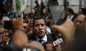 Juan Guaidó força entrada na Assembleia Nacional venezuelana