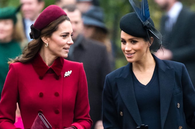 Site americano mostra a diferença de tratamento dado a Kate e Meghan pela imprensa britânica