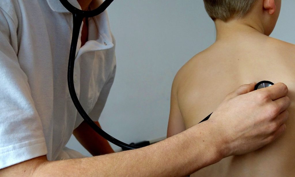 China ameniza riscos de vírus que causa nova pneumonia, mas OMS prefere prudência