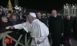 Papa se desculpa por perder a paciência com a fiel que o agarrou