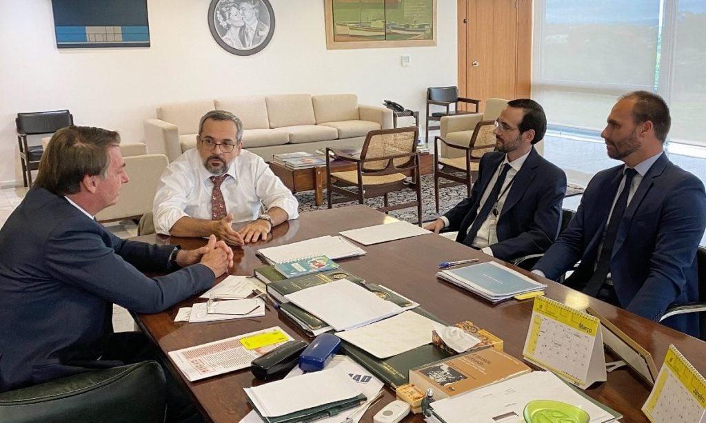 Com livro de torturador na mesa, Bolsonaro debate escolas militares com Weintraub