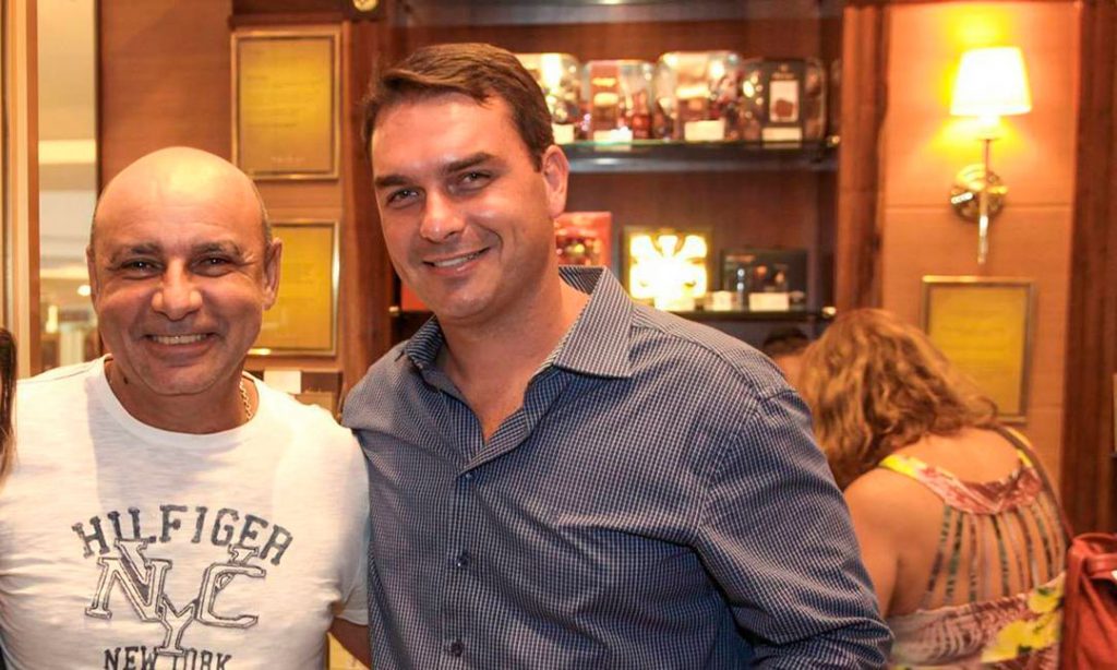 Flávio Bolsonaro e Queiroz vão depor sobre vazamento de investigação