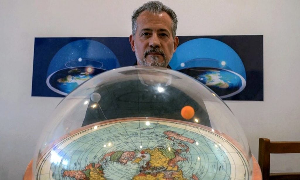 Qual é o perfil das pessoas que acreditam que a terra é plana?
