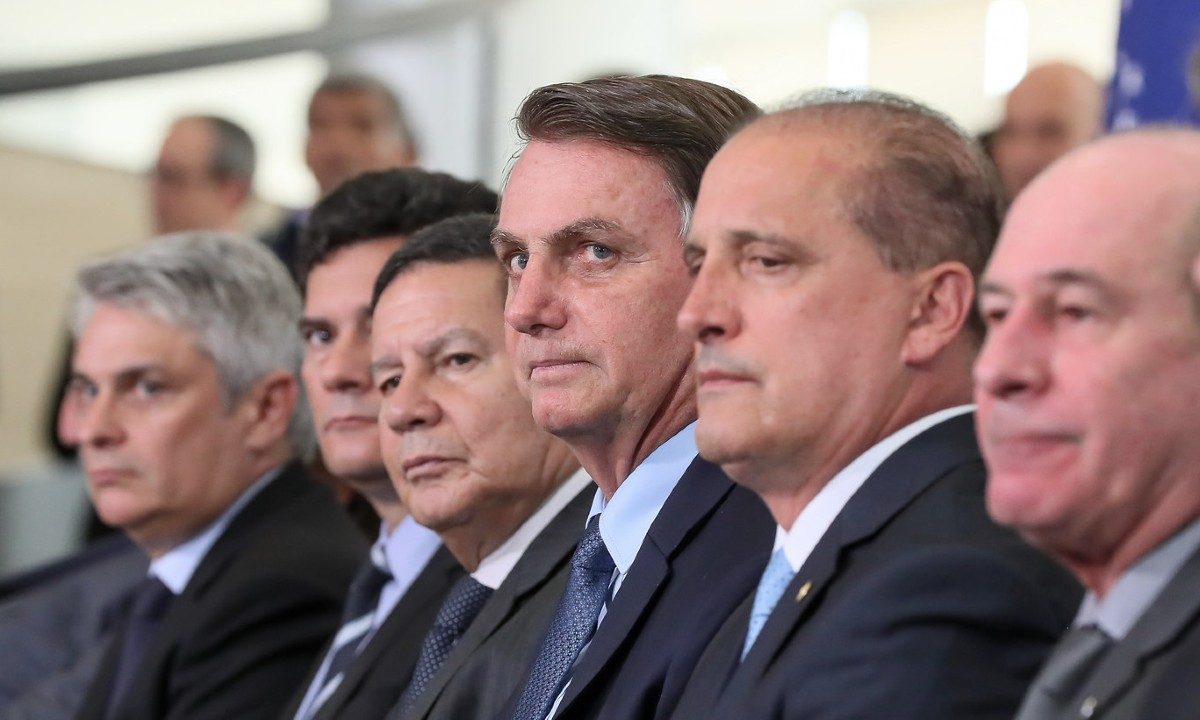 Presidente Jair Bolsonaro cercado por ministros e pelo vice Hamilton Mourão - Foto: Isac Nóbrega/PR