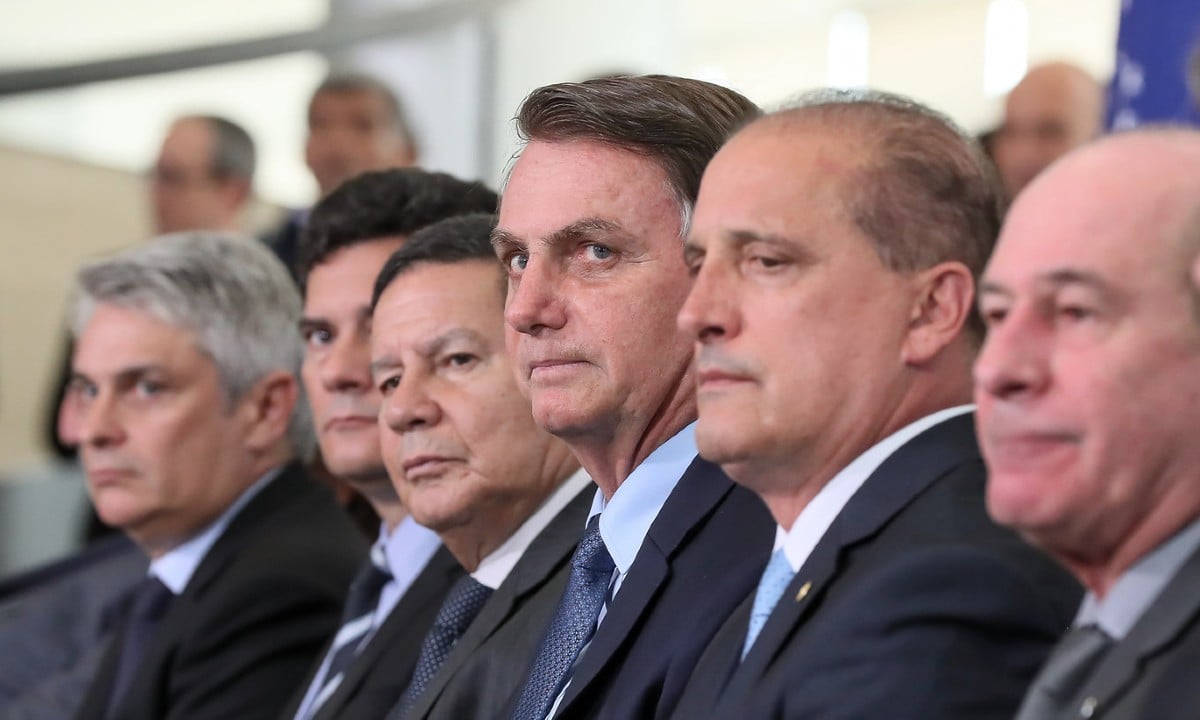 Presidente Jair Bolsonaro cercado por ministros e pelo vice Hamilton Mourão - Foto: Isac Nóbrega/PR 