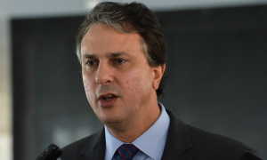 “Inaceitável a extrema violência com Cid Gomes”, diz Camilo Santana