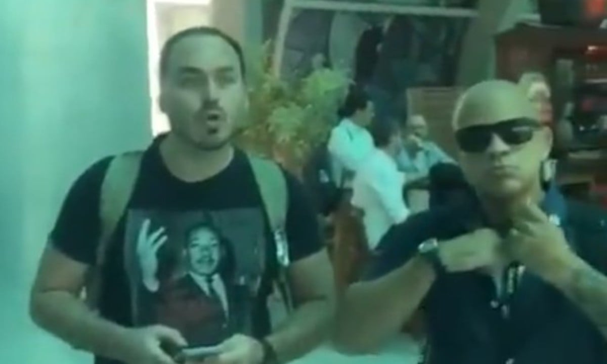 Carlos Bolsonaro e a  camiseta com uma foto de Martin Luther King estampada (Foto: Reprodução) 