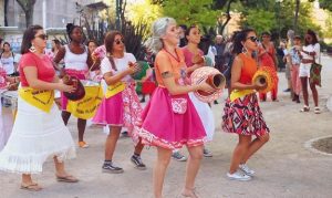 Do samba ao maracatu: tradições brasileiras dominam carnaval de Lisboa