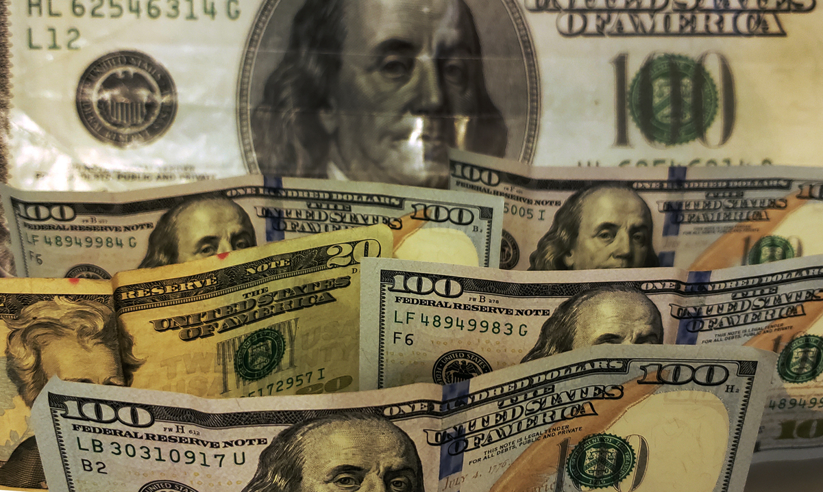 Dólar tem valor recorde com novo dia de influência do coronavírus no mercado