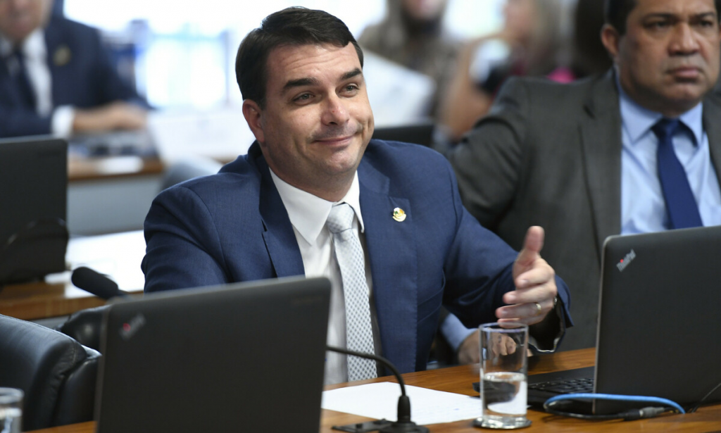Flávio Bolsonaro chama relatório de Renan Calheiros de alucinação