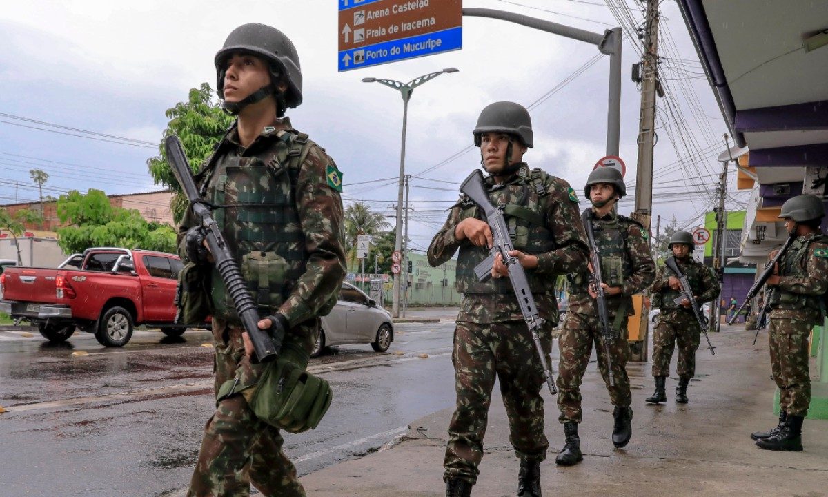 Presença dos militares das Forças Armadas no Ceará foi prorrogada para mais uma semana (Foto: JARBAS DE OLIVEIRA / AFP)