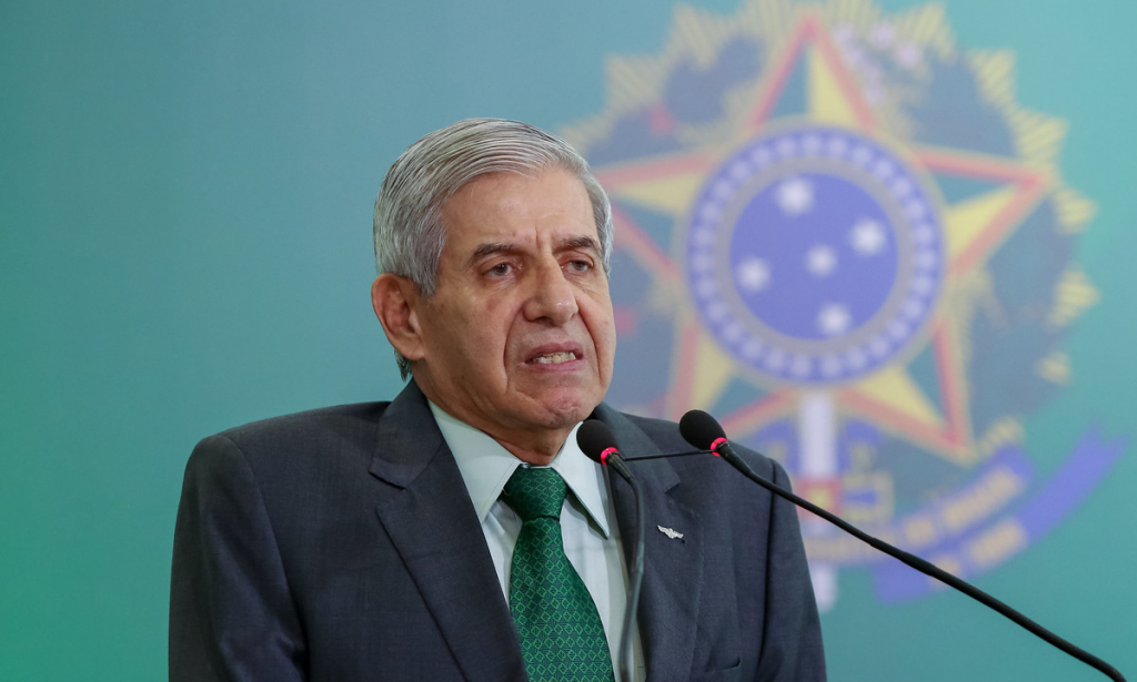 Heleno acusa Congresso de chantagem e Maia reage: “Radical ideológico”
