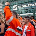 Petroleiros rejeitam acordo com a Petrobras e aprovam estado de greve
