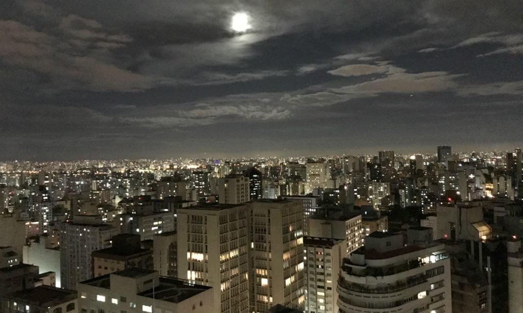 O que São Paulo faz enquanto a lua cheia ilumina a cidade?