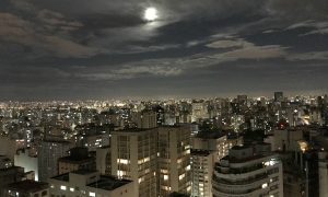 O que São Paulo faz enquanto a lua cheia ilumina a cidade?