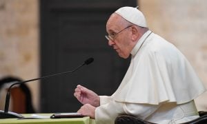 Papa condena hipocrisia de países que “falam de paz e vendem armas”