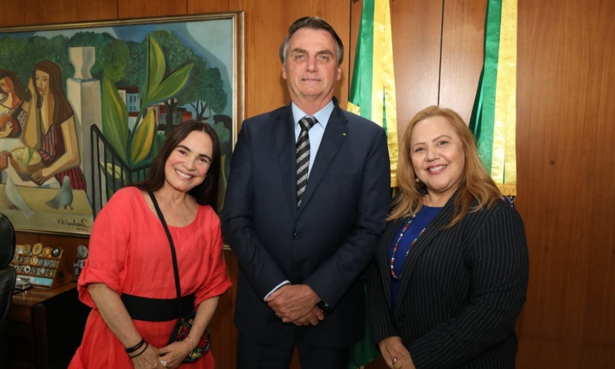 Regina e Jane posam com o presidente Jair Bolsonaro no dia 29 de janeiro após reunião (Foto: redes sociais) 