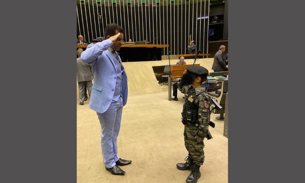 Criança entra fardada e com réplica de arma na Câmara dos Deputados