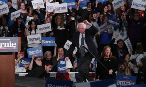 Bernie Sanders anuncia que lidera a primária democrata em Iowa
