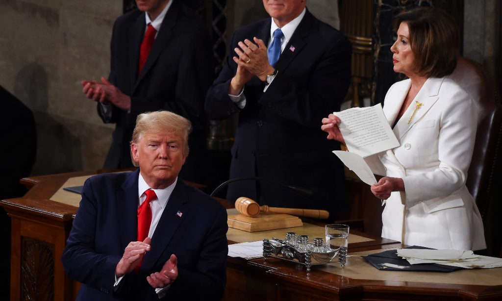 Líder democrata Nancy Pelosi rasga o discurso de Trump no Congresso