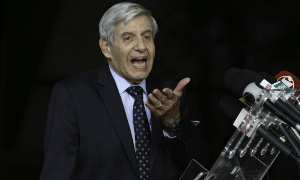 Deputados do PT pedem impeachment de general Heleno ao STF