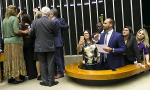 Eduardo Bolsonaro defende o pai e manda deputadas 