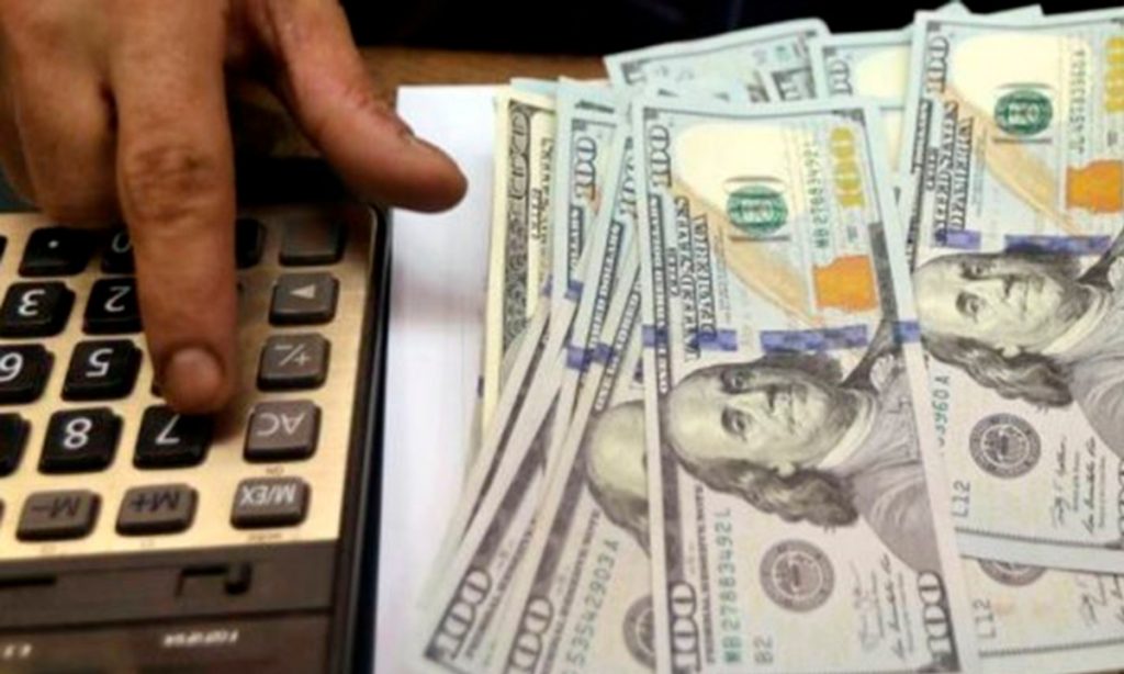 Com coronavírus confirmado no Brasil, dólar chega a R$ 4,50 e bolsa cai 1,9%