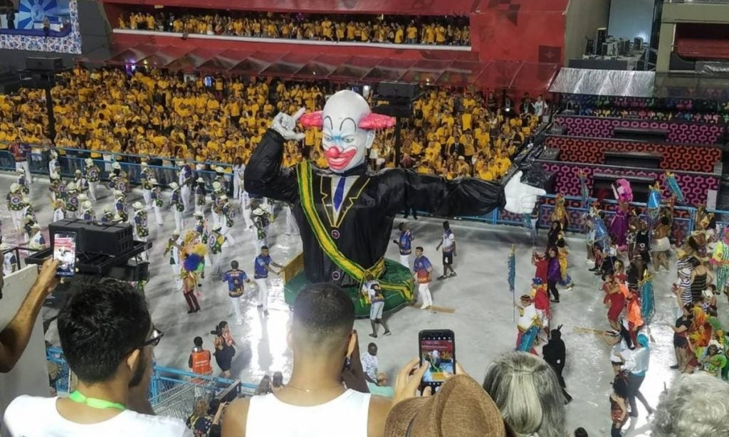 Escola do Rio usa palhaço com faixa presidencial para criticar Bolsonaro