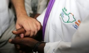 Governo Bolsonaro pretende readmitir cubanos após dificuldade de atrair médicos brasileiros