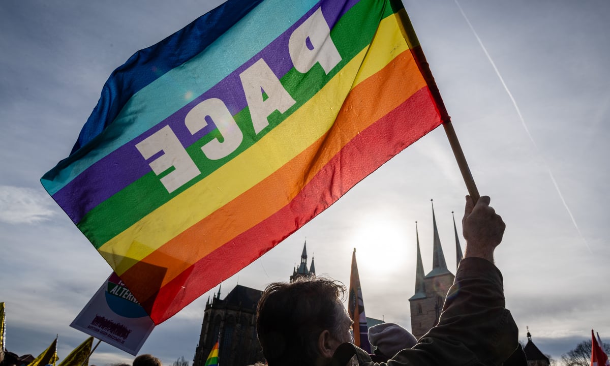 Milhares de manifestantes vão às ruas na Alemanha contra ‘acordos’ com a extrema direita