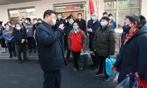 Mortos pelo coronavírus passam de 900; presidente chinês aparece com máscara