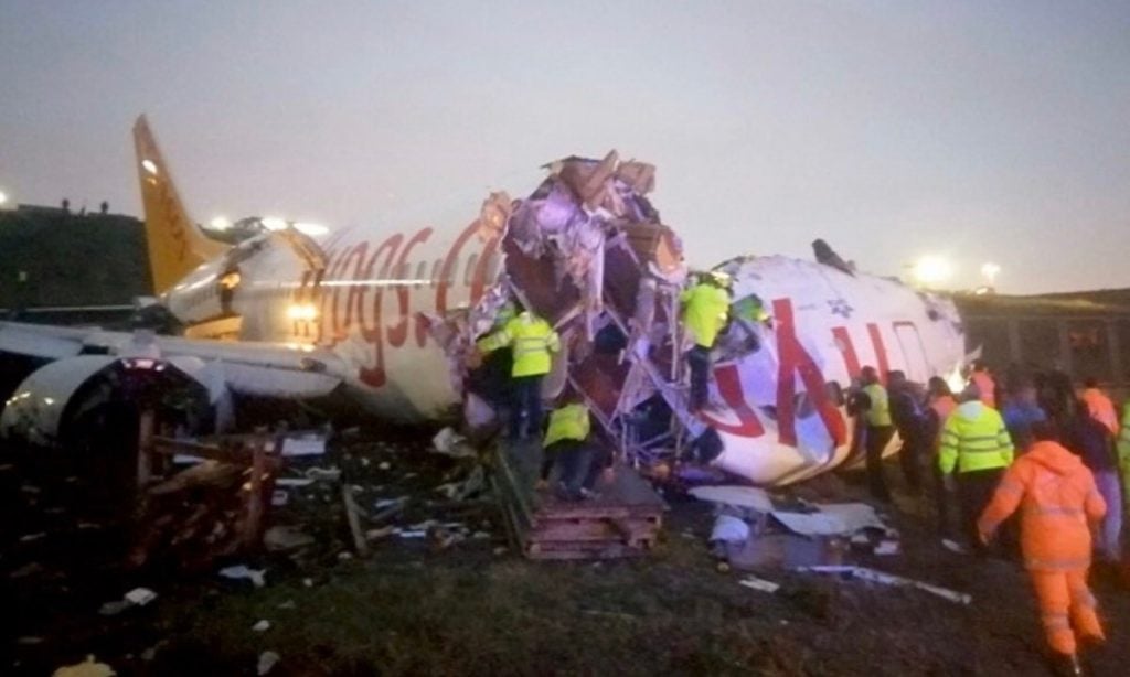 Avião sai da pista e se parte em dois após pouso em Istambul
