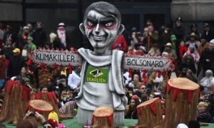 No carnaval alemão, Bolsonaro é retratado como 