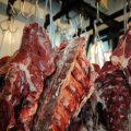 China aplicará tarifa de 55% sobre importações de carne de diversos países, incluindo o Brasil