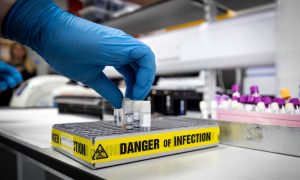 Avanço da pandemia no mundo acelera corrida por vacina contra coronavírus