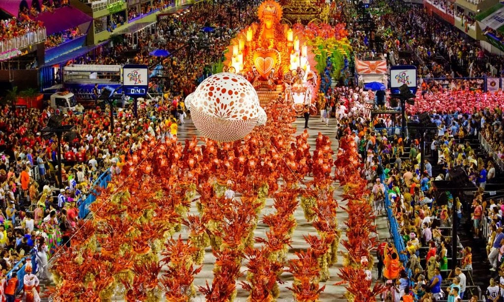 Desfiles de escolas de samba são adiados para abril em São Paulo e no Rio de Janeiro