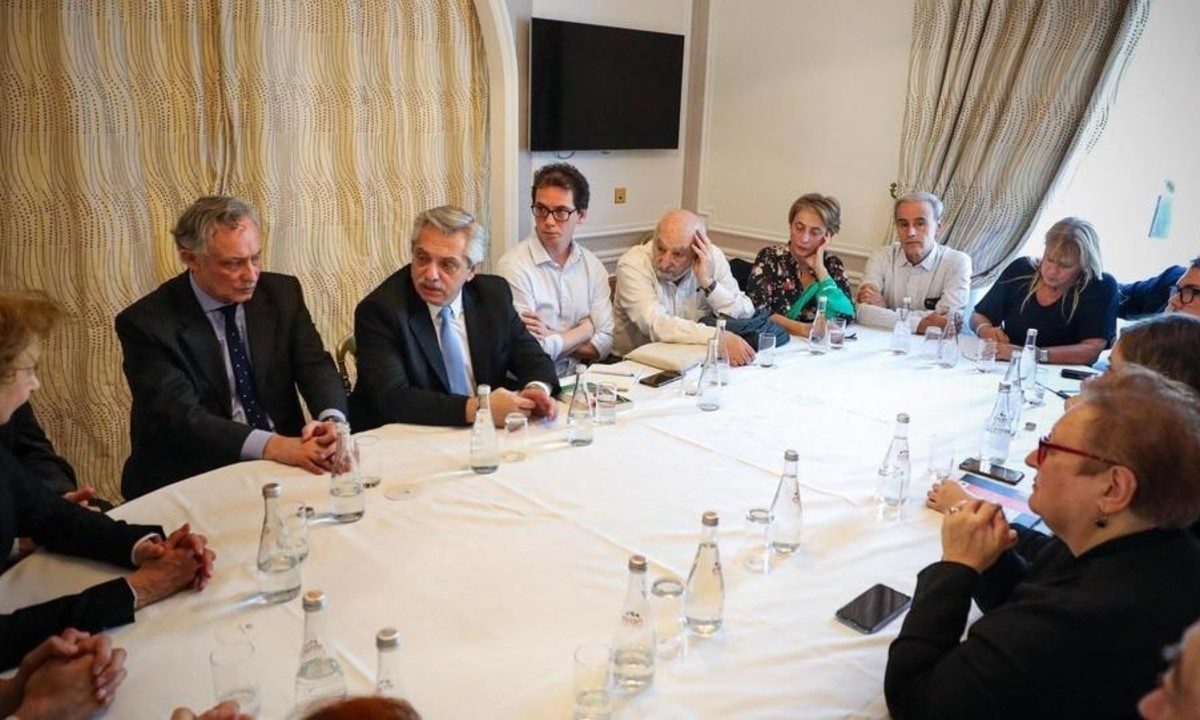 Presidente argentino Alberto Fernandez com ministros e secretários de Estado (Foto: AFP)
