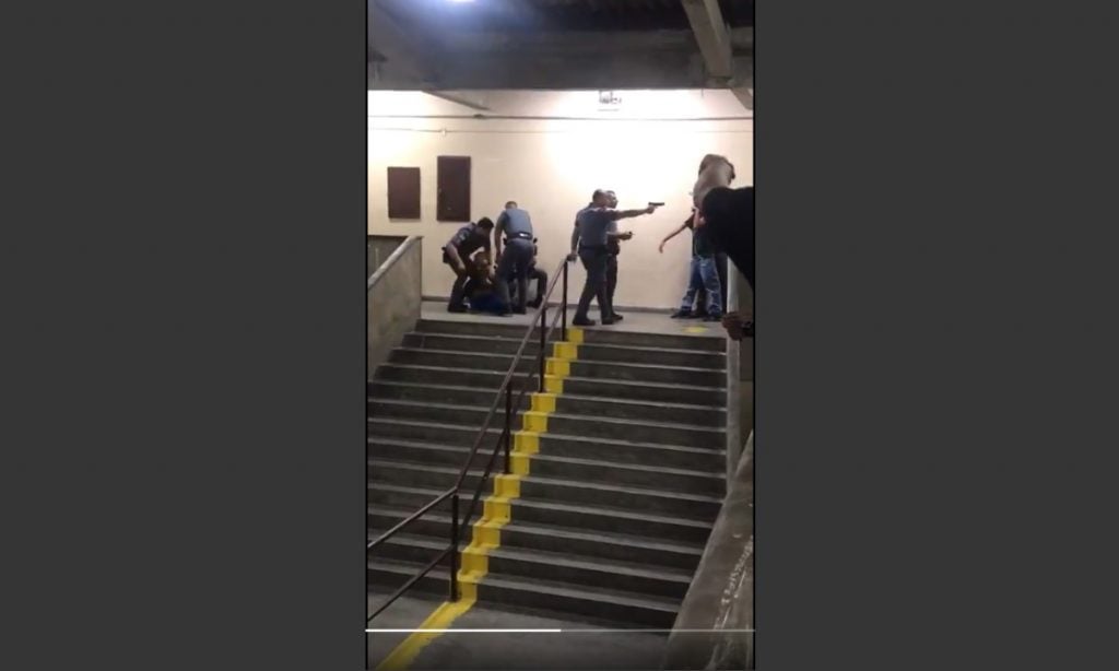 Policiais agridem e apontam arma para jovens em escola de São Paulo